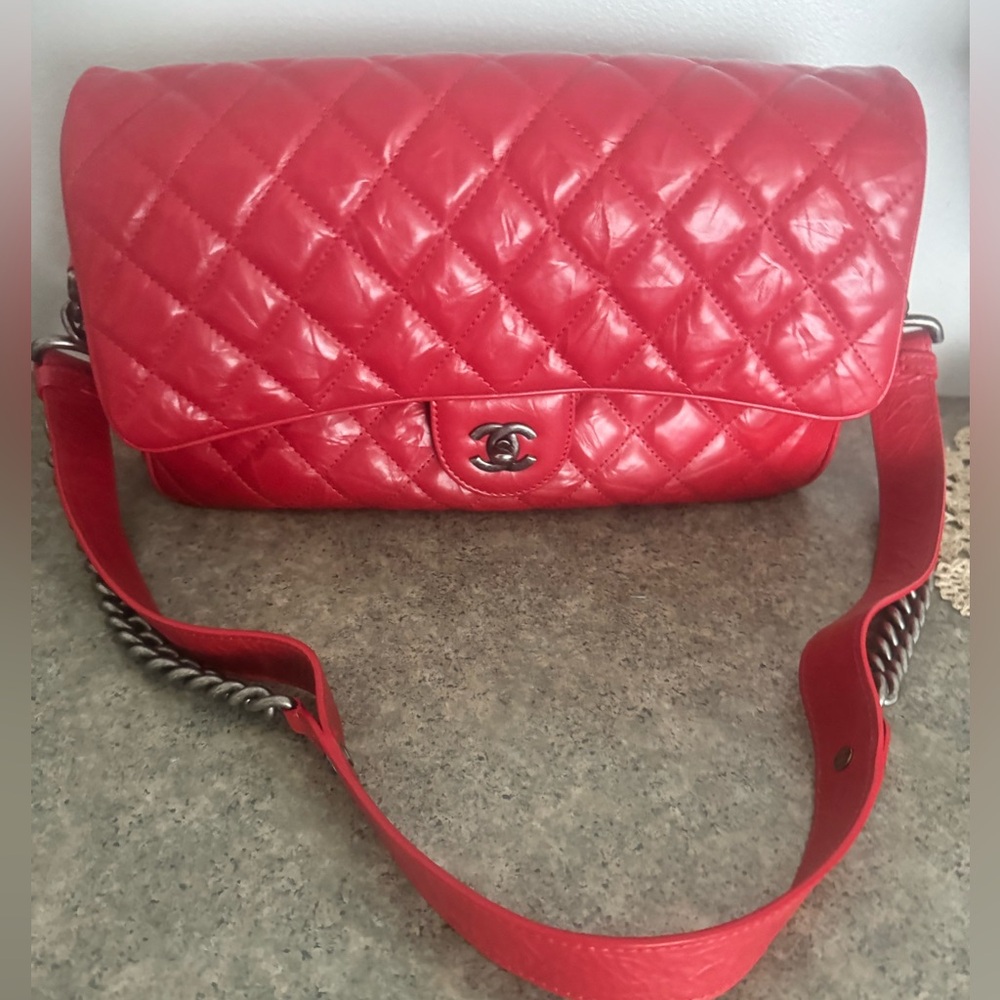 MINT CONDITION AUTH CHANEL Vibrant Red Quilted Shoulder Bag